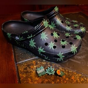 CROCS Classic Hemp Leaf Mens Clogs Men’s 10 with 3 Jibbitz 420